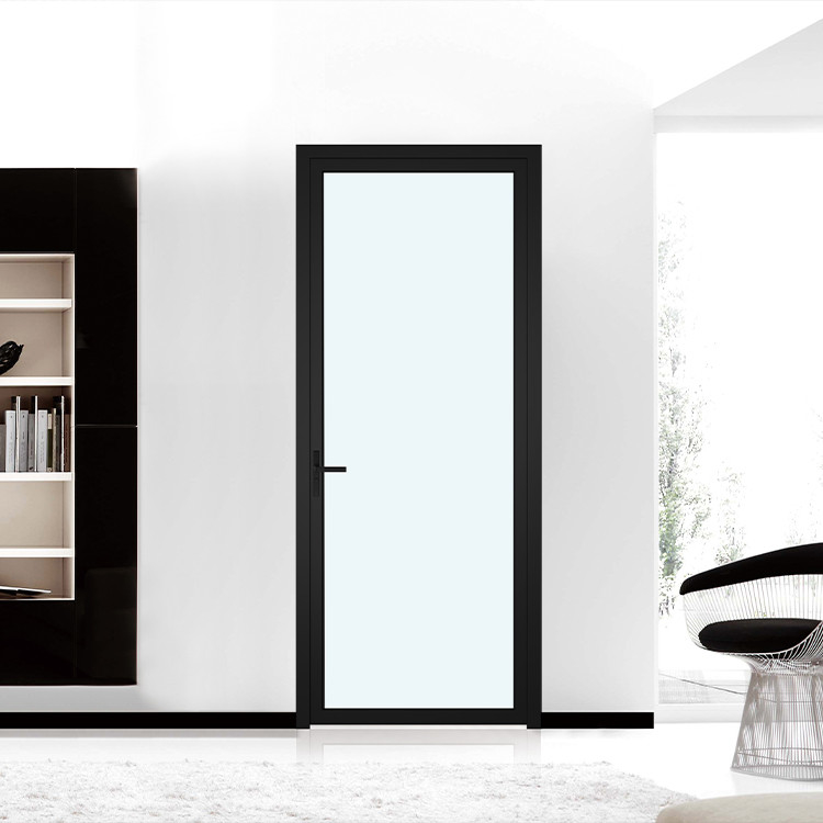 Une porte de toilette extrêmement étroite, une porte d'escalade extrêmement étroite, une porte d'escalade de cuisine